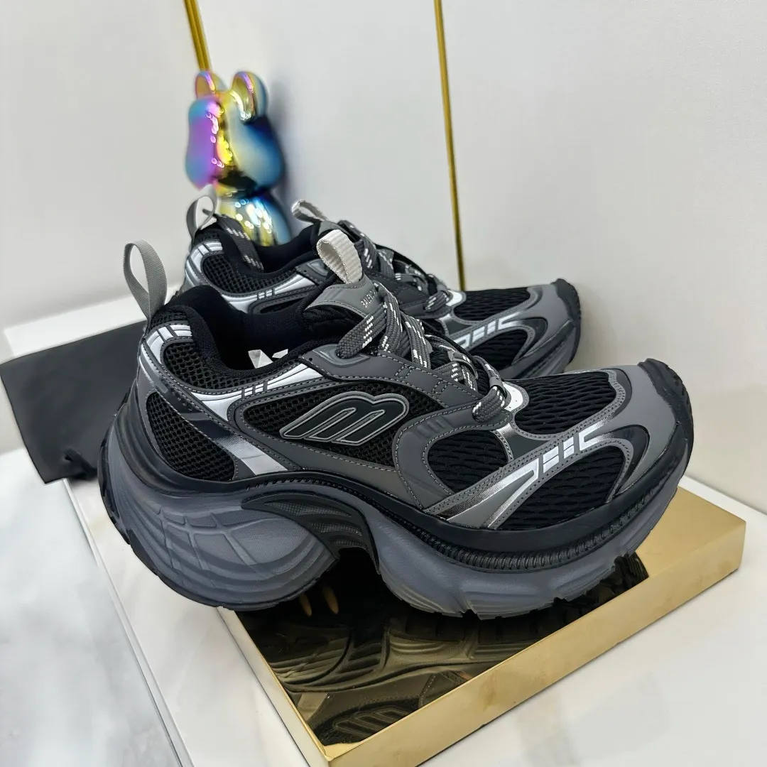👟👟Ex-factory price 680👟👟 Balenciaga Balenciaga CARGO 6XL Sneakers Round-toe lace-up Low-cut lifestyle mesh lace-up Low-cut catwalk retro Balenciaga is always at the forefront of fashion. This model has huge size and eye-catching design. It is in line with the current "" trend. It uses an all-black color scheme to create a low-key yet gorgeous effect. The 6XL size makes it a conspicuous presence in the market. Suitable for people who pursue individuality. The products released this time once again reflect their innovation capabilities. They are made of microfiber and mesh. Its avant-garde design, exaggerated volume and reflective details give it a special silhouette. It is made of mesh material, which brings good foot feel, comfortable and breathable. The appearance still adopts the classic shape. The shoe body is fashionable and easy to wear. Item No.: 815859 W2MV2 1012 Size: 35-46